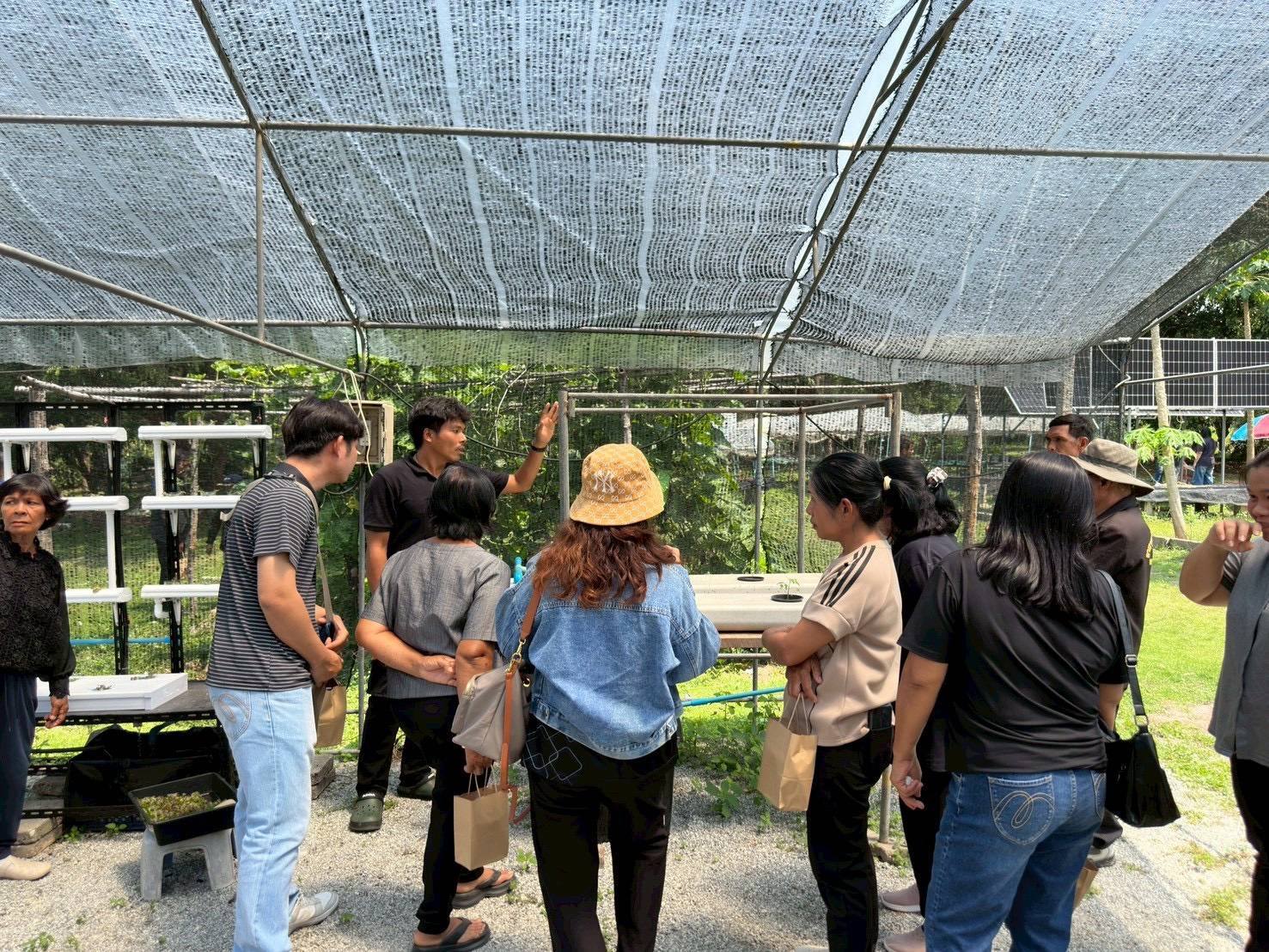 title - ส.ป.ก.พระนครศรีอยุธยา จัดการศึกษาดูงานโครงการที่ดินพระราชทานจังหวัดพระนครศรีอยุธยา ปีงบประมาณ พ.ศ. ๒๕๖๙ หลักสูตร การศึกษาดูงานการพัฒนาตามแนวทางพระราชดำริ ซึ่งได้รับเกียรติจากนางวิไลกัลยา สาริพันธ์ ปฏิรูปที่จังหวัดระยอง ให้การต้อนรับและอำนวยความสะดวก ณ ศูนย์บริการการพัฒนาปลวกแดงตามพระราชดำริ จังหวัดระยอง